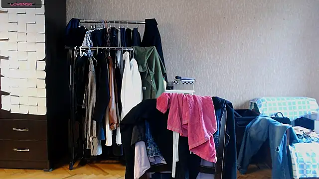 Snapshot of _Roselina_ chatting on April 4, 8:01 am Roselina online show from April 4, 8:01 am