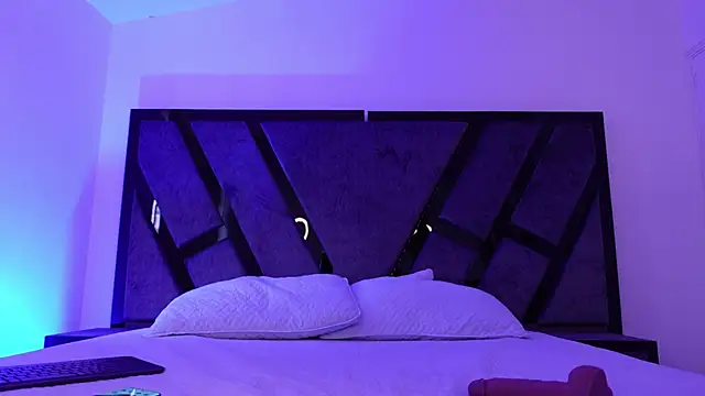 EthaanCox online show from December 3, 8:40 pm