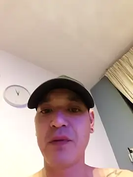 Snapshot of Thomaszz3 chatting on December 23, 12:08 am Thomaszz3 online show from December 23, 12:08 am