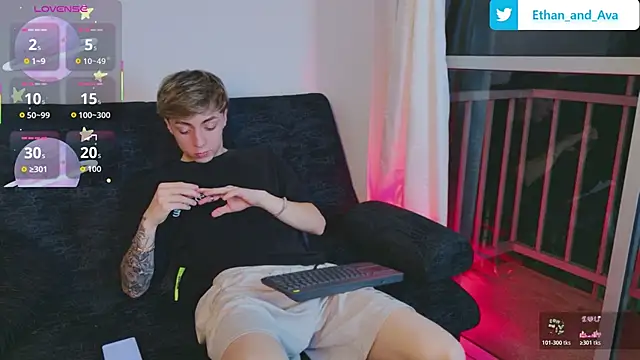 Snapshot of ethan_and_ava chatting on October 27, 2:37 am ethan and ava online show from October 27, 2:37 am