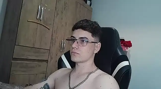 Snapshot of Dyllan__ chatting on January 21, 9:57 pm Dyllan online show from January 21, 9:57 pm