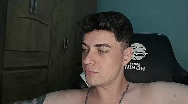 Snapshot of Dyllan__ chatting on January 24, 1:45 am Dyllan online show from January 24, 1:45 am