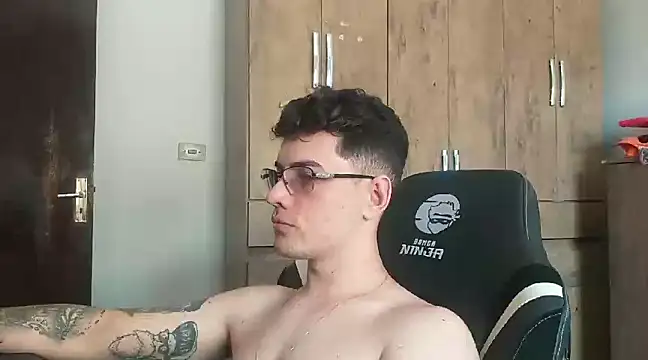 Snapshot of Dyllan__ chatting on January 24, 6:04 pm Dyllan online show from January 24, 6:04 pm