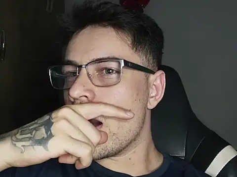 Snapshot of Dyllan__ chatting on October 11, 2:33 am Dyllan online show from October 11, 2:33 am