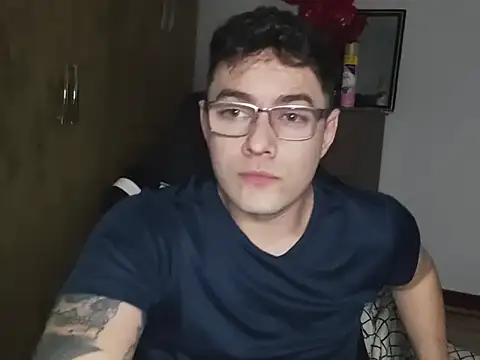 Snapshot of Dyllan__ chatting on October 12, 2:21 am Dyllan online show from October 12, 2:21 am