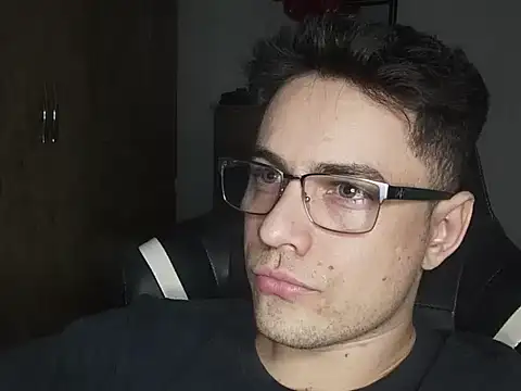 Snapshot of Dyllan__ chatting on October 14, 1:50 am Dyllan online show from October 14, 1:50 am