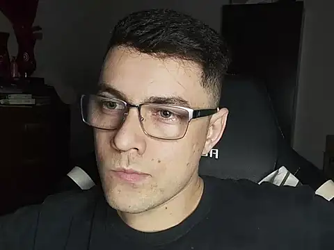 Snapshot of Dyllan__ chatting on October 20, 1:50 am Dyllan online show from October 20, 1:50 am