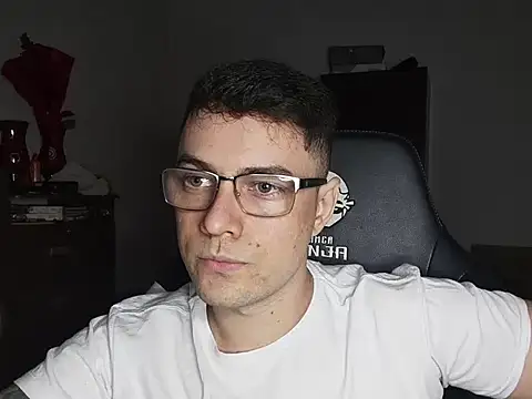 Snapshot of Dyllan__ chatting on October 20, 2:39 pm Dyllan online show from October 20, 2:39 pm