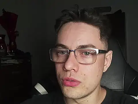 Snapshot of Dyllan__ chatting on October 22, 2:56 am Dyllan online show from October 22, 2:56 am