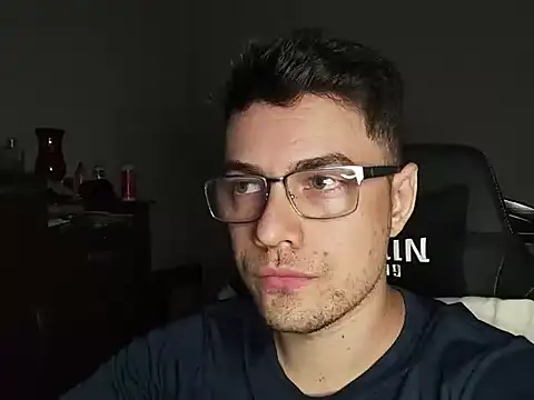 Snapshot of Dyllan__ chatting on October 28, 1:53 am Dyllan online show from October 28, 1:53 am