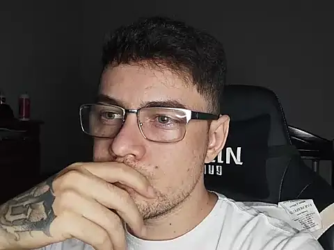 Snapshot of Dyllan__ chatting on October 29, 1:52 am Dyllan online show from October 29, 1:52 am