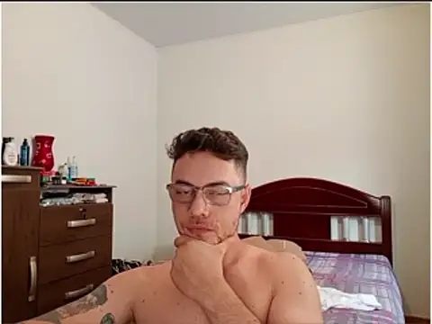 Snapshot of Dyllan__ chatting on April 13, 3:50 pm Dyllan online show from April 13, 3:50 pm