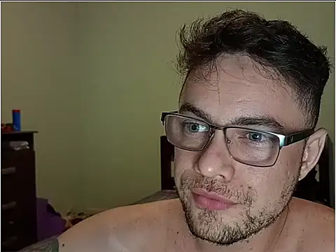 Snapshot of Dyllan__ chatting on April 15, 1:34 am Dyllan online show from April 15, 1:34 am