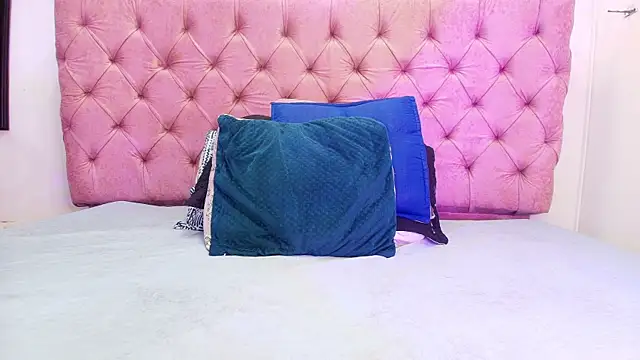 Auroraa miller online show from September 27, 11:59 am