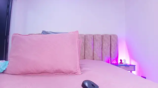 Auroraa miller online show from November 26, 11:55 am