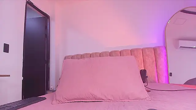 Auroraa miller online show from February 5, 11:59 am