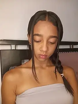 Snapshot of Zoe_Sweett18 chatting on June 19, 6:23 pm Zoe Sweett18 online show from June 19, 6:23 pm