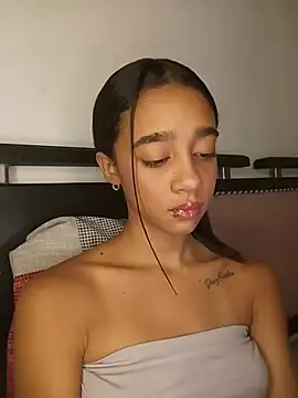 Snapshot of Zoe_Sweett18 chatting on June 24, 6:18 pm Zoe Sweett18 online show from June 24, 6:18 pm