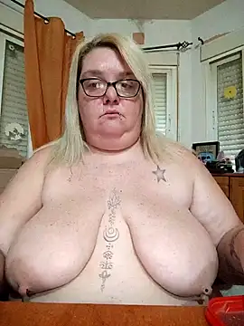 diosacurvy1984 online show from April 30, 7:36 am