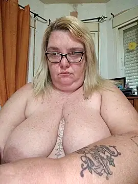 diosacurvy1984 online show from May 4, 7:37 am