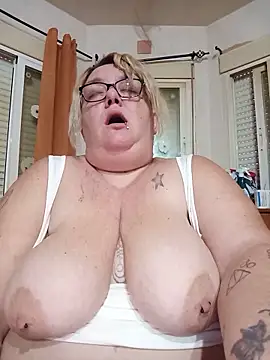 diosacurvy1984 online show from May 28, 7:27 am