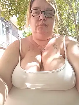 diosacurvy1984 online show from June 8, 10:15 am