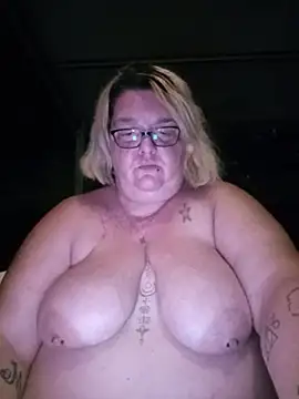 diosacurvy1984 online show from July 2, 11:44 pm