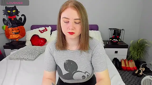 Snapshot of lillyloan4u chatting on October 28, 11:25 am lillyloan4u online show from October 28, 11:25 am