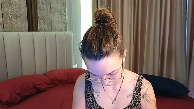 Snapshot of SusannJohnson chatting on May 17, 12:08 am SusannJohnson online show from May 17, 12:08 am