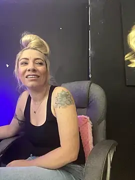 viktoria davis  online show from January 7, 9:50 pm