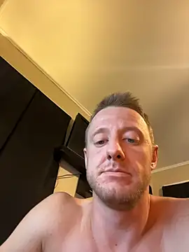 Snapshot of biggzee6 chatting on October 30, 4:03 am biggzee6 online show from October 30, 4:03 am