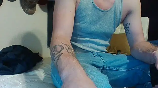 Snapshot of biggzee6 chatting on December 1, 10:04 pm biggzee6 online show from December 1, 10:04 pm