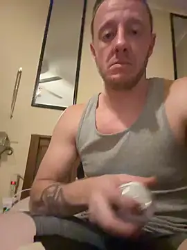 Snapshot of biggzee6 chatting on February 13, 1:01 am biggzee6 online show from February 13, 1:01 am