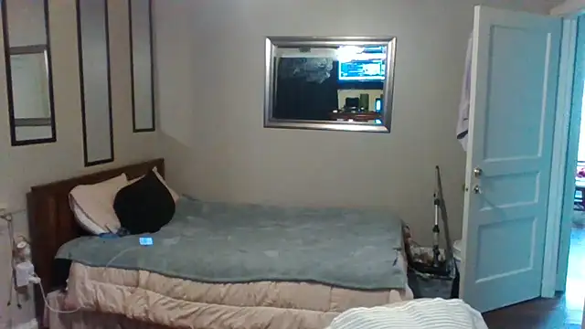 Snapshot of biggzee6 chatting on February 26, 8:08 pm biggzee6 online show from February 26, 8:08 pm