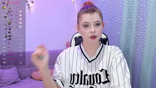 Snapshot of sophie_mooreee chatting on January 26, 4:09 pm sophie mooreee online show from January 26, 4:09 pm