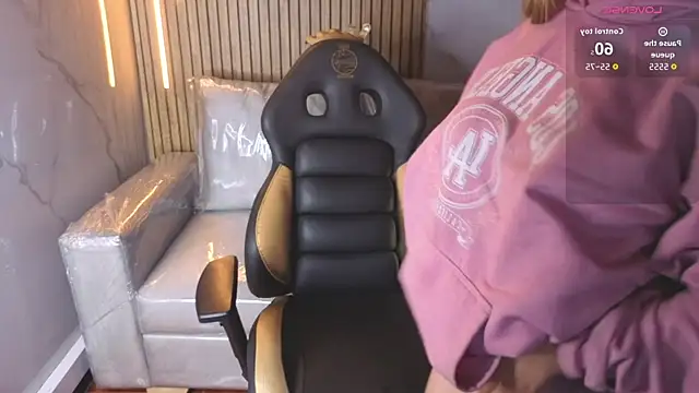 Snapshot of Kitten_Cam chatting on November 27, 4:36 am Kitten Cam online show from November 27, 4:36 am