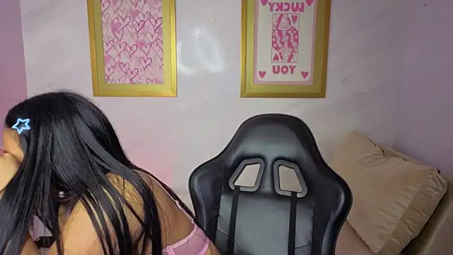 Snapshot of Paulette_v chatting on May 11, 1:06 pm Paulette v online show from May 11, 1:06 pm
