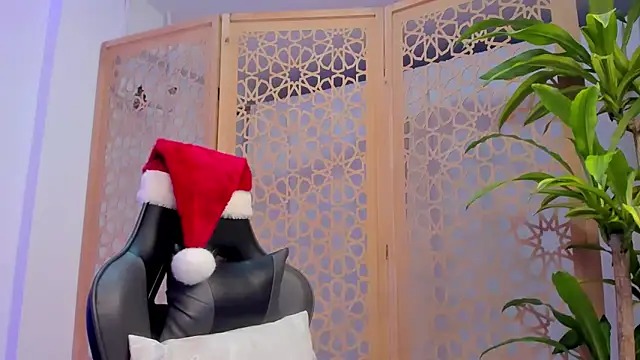 Snapshot of sophierooy22 chatting on December 24, 4:19 pm sophierooy22 online show from December 24, 4:19 pm