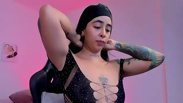 Snapshot of sophierooy22 chatting on November 3, 2:18 pm sophierooy22 online show from November 3, 2:18 pm