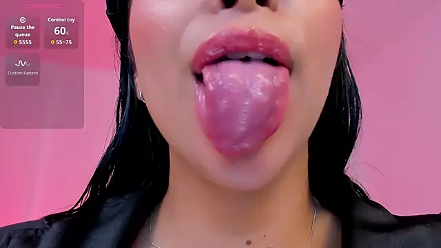 Snapshot of sophierooy22 chatting on November 18, 5:17 pm sophierooy22 online show from November 18, 5:17 pm