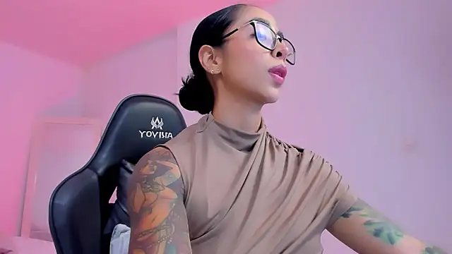 sophierooy22 online show from May 3, 1:11 am