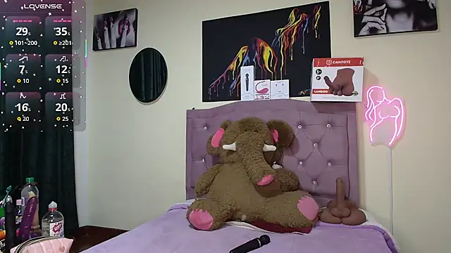 Snapshot of Emmie_Hot chatting on June 17, 11:56 am Emmie Hot online show from June 17, 11:56 am