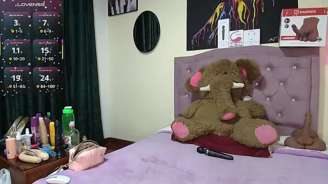 Snapshot of Emmie_Hot chatting on June 24, 11:42 am Emmie Hot online show from June 24, 11:42 am