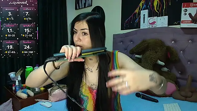 Snapshot of Emmie_Hot chatting on July 3, 12:00 pm Emmie Hot online show from July 3, 12:00 pm
