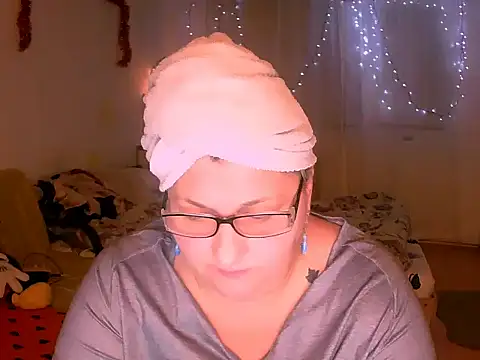 Snapshot of mayamayx chatting on December 14, 7:07 pm mayamayx online show from December 14, 7:07 pm