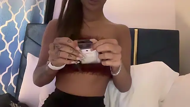 Snapshot of AngelFaye chatting on February 5, 11:28 pm AngelFaye online show from February 5, 11:28 pm