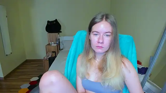 EmilyPaw online show from March 5, 7:05 am