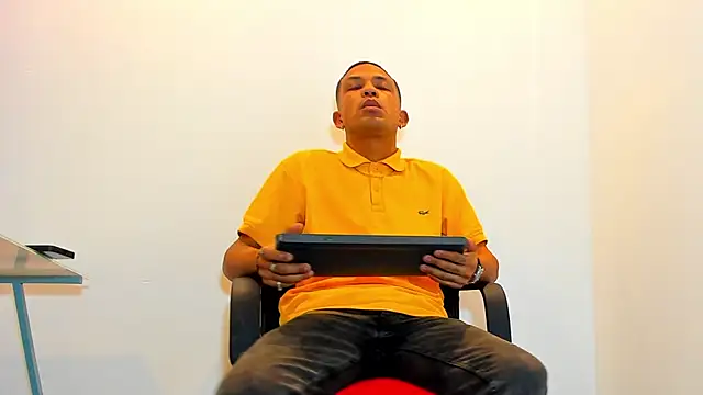 Snapshot of carlos_alber12 chatting on February 4, 2:39 am carlos alber12 online show from February 4, 2:39 am