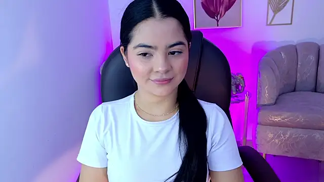 Layla Breezee online show from April 26, 11:30 am