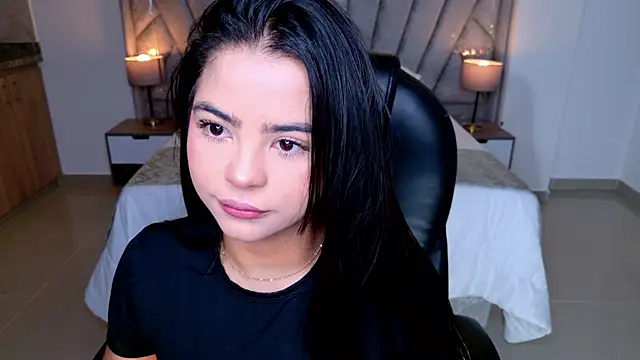 Snapshot of Layla_Breezee chatting on June 5, 11:05 am Layla Breezee online show from June 5, 11:05 am